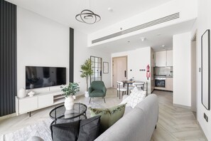 컴포트 아파트, 킹사이즈침대 1개 | 거실 공간 | 스마트 TV