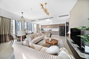 Deluxe-Apartment, Mehrere Betten | Wohnbereich | 50-Zoll-Smart-TV mit Digitalempfang