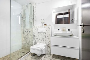 Căn hộ Exclusive, 1 giường cỡ king | Phòng tắm | Vòi sen phun mưa, đồ dùng nhà tắm miễn phí, máy sấy tóc, khăn tắm 