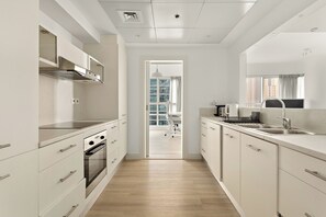 Apartemen Eksklusif, 1 Tempat Tidur King | Dapur pribadi | Lemari es besar, mesin pembuat kopi/teh, dan ketel listrik