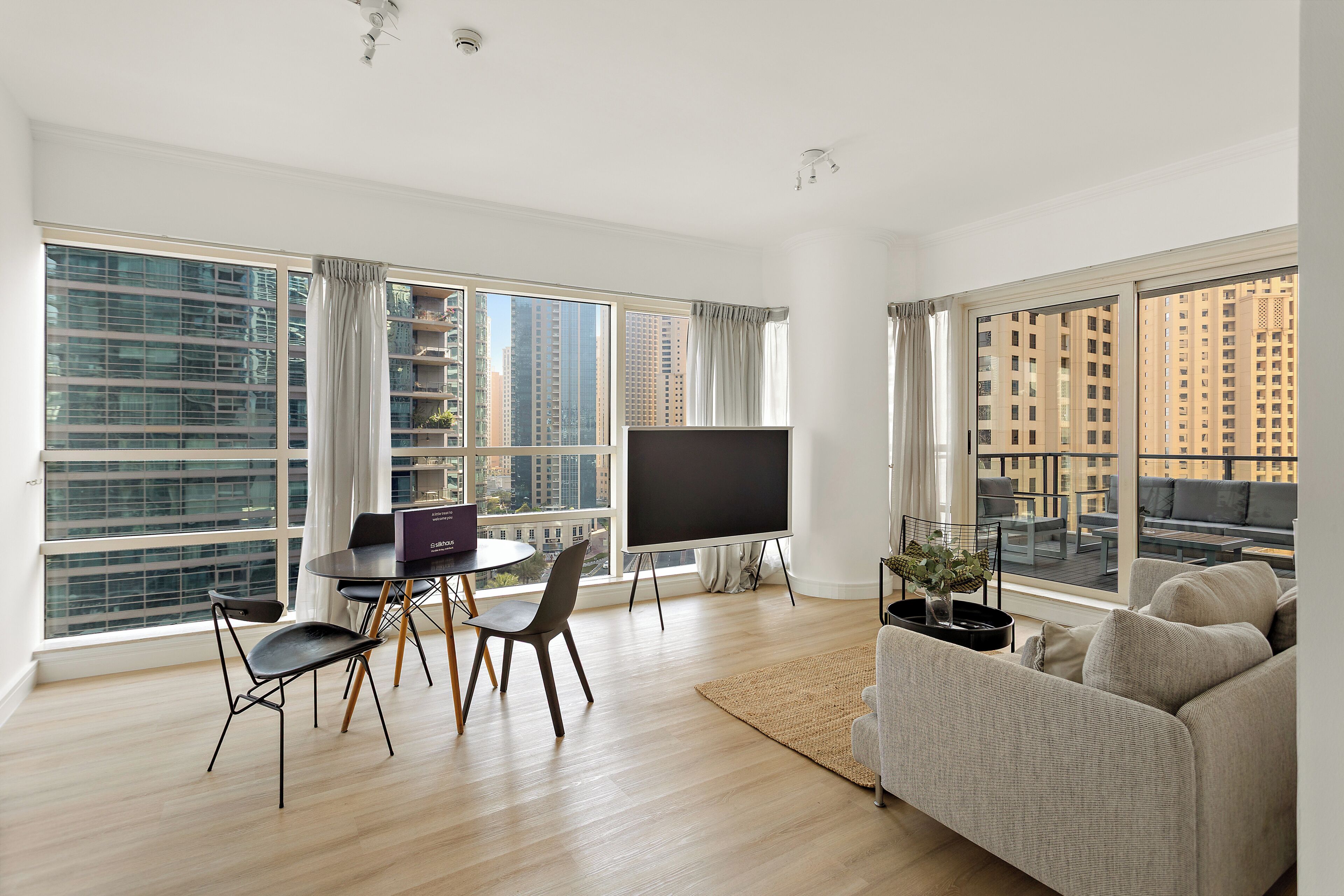 Exclusive Apartment, 1 King Bed | Living area