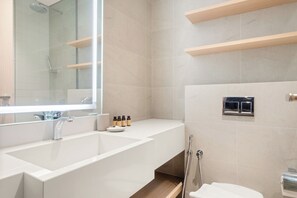 Family Apartment, 1 King Bed | Bathroom