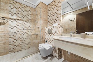 Signature Apartment, Multiple Beds | Bathroom | Rainfall showerhead, free toiletries, hair dryer, towels
