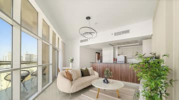 Leilighet – premier, 1 kingsize-seng | Oppholdsområde | En 50-tommers smart-TV med digitale kanaler