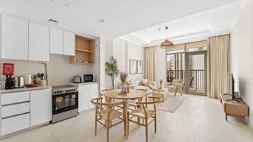 Gallery appartement, 1 kingsize bed | Privékeuken | Een koelkast, een magnetron, een oven, een kookplaat