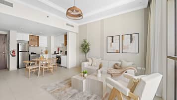 Gallery Apartment, 1 Katil Raja (King) | Ruang tamu | 50 inci sebuah televisyen pintar dengan digital