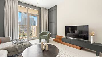 Comfort appartement | Woonruimte | Een 50-inch smart-tv met digitale zenders