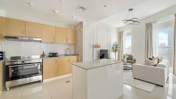 Departamento Elite | Área de sala de estar | Smart TV de 50 pulgadas con canales digitales