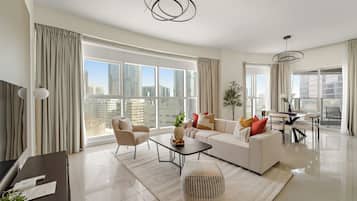 Leilighet – deluxe | Oppholdsområde | En 50-tommers smart-TV med digitale kanaler