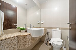 Deluxe Apartment | Bathroom | Rainfall showerhead, free toiletries, hair dryer, towels