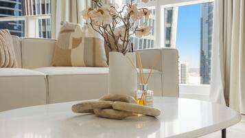 Departamento estándar | Área de sala de estar | Smart TV de 50 pulgadas con canales digitales