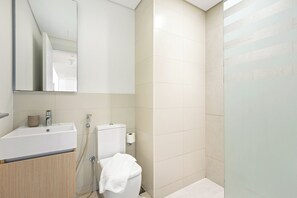 Elite Apartment, Multiple Beds | Bathroom | Rainfall showerhead, free toiletries, towels, soap