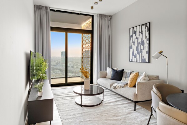 Apartemen Panorama, 1 Tempat Tidur King | Area keluarga | Smart TV 49-inci dengan saluran TV digital