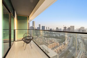 Panoramic Apartment, 1 King Bed | Balcony - Silkhaus Binghatti Emerald (Dubai)