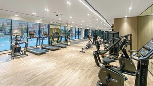 Ett modernt gym med löpband, crosstrainers och styrketräningsutrustning.
