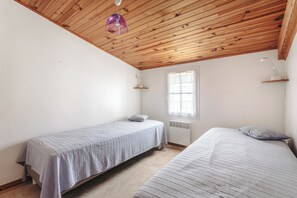 3 makuuhuonetta, silitysrauta/-lauta