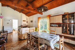 TV - Charming Detached House with Terrace, Garden, and Garage 5 Minutes from the Beaches (Saint-Trojan-les-Bains)