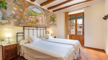 6 bedrooms, iron/ironing board, free WiFi, bed sheets