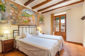 6 bedrooms, iron/ironing board, free WiFi, bed sheets