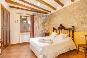 6 slaapkamers, een strijkplank/strijkijzer, gratis wifi, beddengoed
