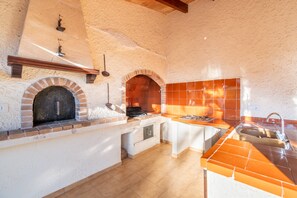 Fridge, microwave, oven, stovetop - Villa 'Can Vila' with Private Pool, Wi-Fi, and Air Conditioning (Illes Balears)