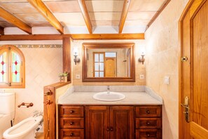 Douche, sèche-cheveux, serviettes fournies