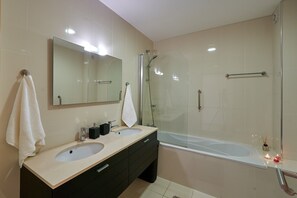 Douche, sèche-cheveux, serviettes fournies