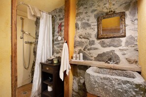 Shower, hair dryer, towels - Apartment 'La Taverna Dei Due Gufi' with Mountain View, Balcony and Wi-Fi (Saint-Rhemy-En-Bosses)