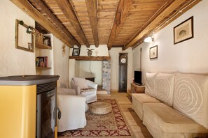 TV, stereo - Apartment 'La Taverna Dei Due Gufi' with Mountain View, Balcony and Wi-Fi (Saint-Rhemy-En-Bosses)