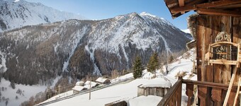 Apartment 'La Taverna Dei Due Gufi' with Mountain View, Balcony and Wi-Fi