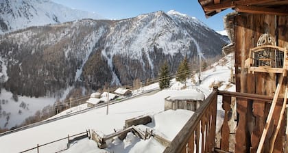 Apartment 'La Taverna Dei Due Gufi' with Mountain View, Balcony and Wi-Fi