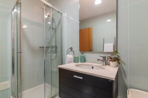 Shower, hair dryer, towels