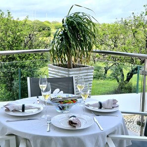 Outdoor dining - Apartment 'T1 Albufeira Tranquilidade' with Shared Pool, Wi-Fi and Air Conditioning (Albufeira)