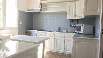 Frigorifero, microonde, lavastoviglie, macchina per tè/caffè