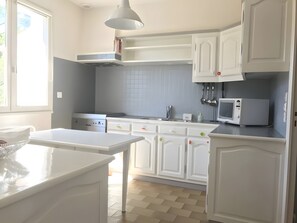 Fridge, microwave, dishwasher, coffee/tea maker - Le Nid Marin with Private Terrace, Private Garden & Wi-Fi - 76 (Pornic)