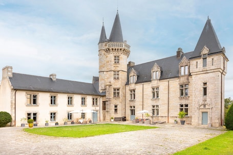 Exterior. Holiday Home 'La Maison Des Gardes Du Hénan' with Private Terrace, Private Garden and Wi-Fi