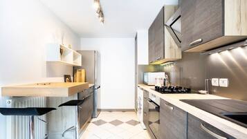 Fridge, microwave, oven, stovetop