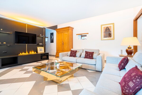 Fernseher, DVD-Player, Tischtennisplatte