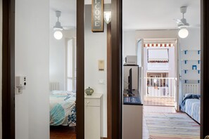 1 habitación, tabla de planchar con plancha, wifi gratis y ropa de cama 