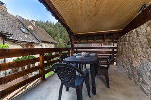 Outdoor dining - Apartment 'Koch' with Private Terrace and Wi-Fi (Saint-Pierre-de-Chartreuse)