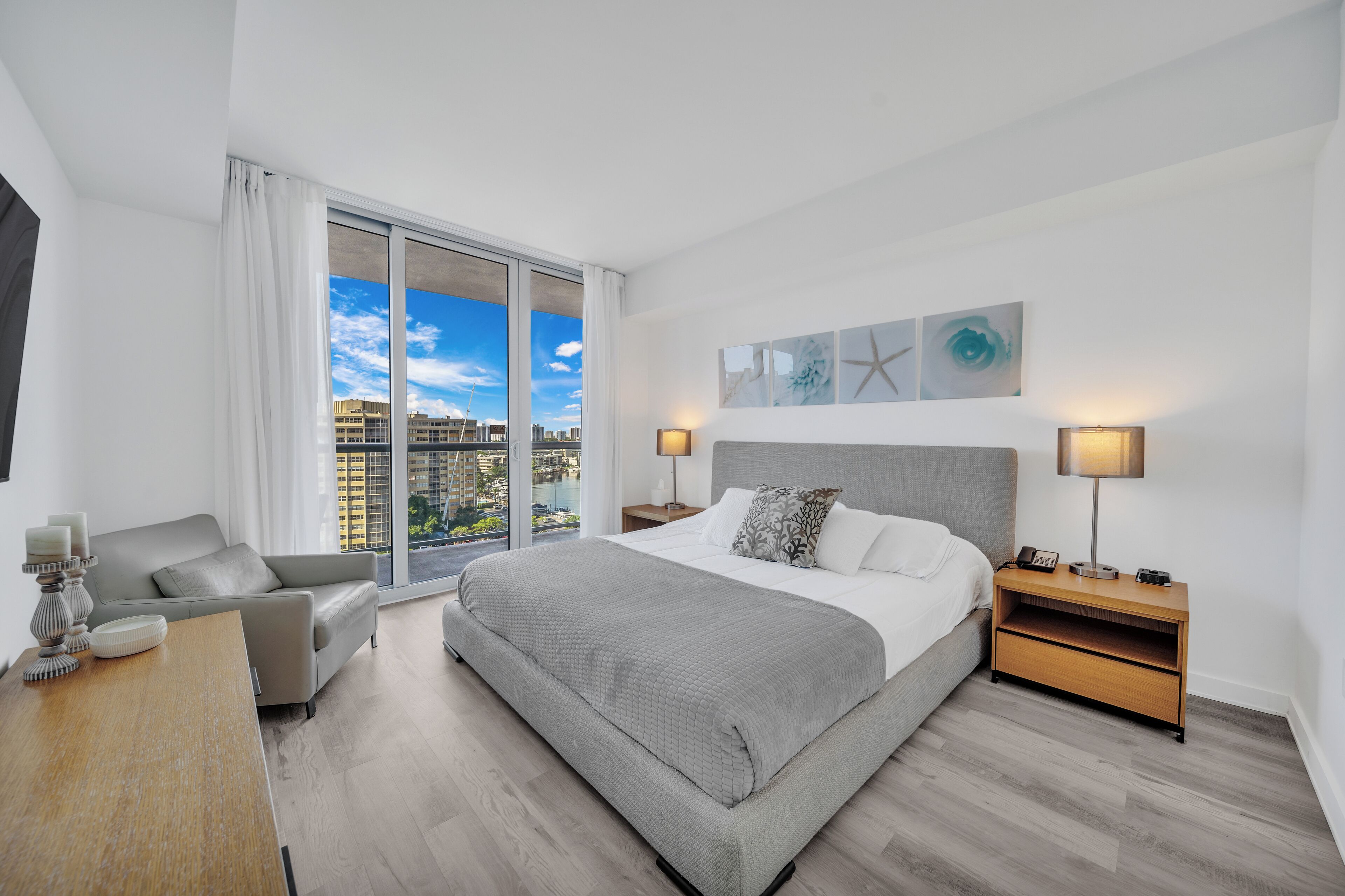 خزنة داخل الغرفة وستائر تعتيم ومكواة/لوح كي وواي فاي مجانًا