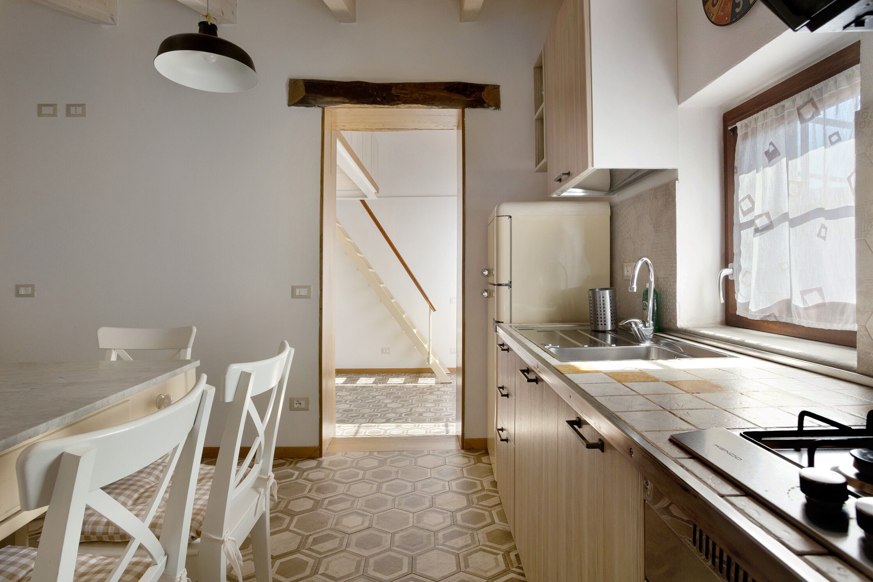 Réfrigérateur, un four, surface de cuisson, bouilloire électrique