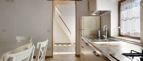 Réfrigérateur, un four, surface de cuisson, bouilloire électrique