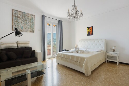 Apartment 'Merlino' with Balcony, Wi-Fi and Air Conditioning