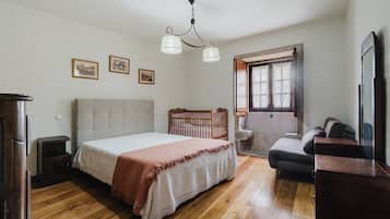 4 dormitorios, tabla de planchar con plancha, wifi gratis y ropa de cama