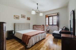 4 makuuhuonetta, silitysrauta/-lauta, ilmainen Wi-Fi, vuodevaatteet