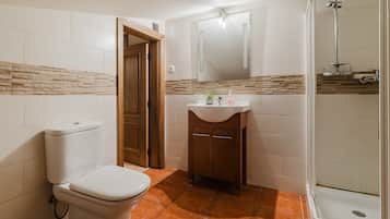 Ducha, secador de pelo y toallas