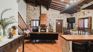 Una televisión, una chimenea