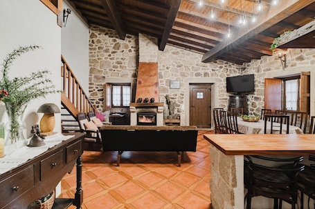 TV, fireplace. Holiday Home 'Casa Com 4 Quartos' with Shared Terrace, Balcony and Wi-Fi