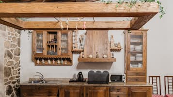 Kylskåp, mikrovågsugn, spishäll och diskmaskin